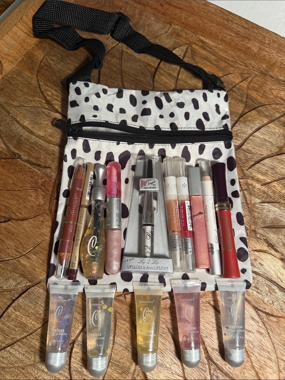 💄NWT Mixed Women’s Lip Gloss & Balm Set — Assorted colors in a cow cross body